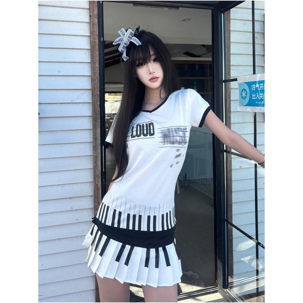 Light Asian style V neck shoulder short sleeved T shirt for women s summer new style piano key note print tight waist cinching hot girl top trendy image 1