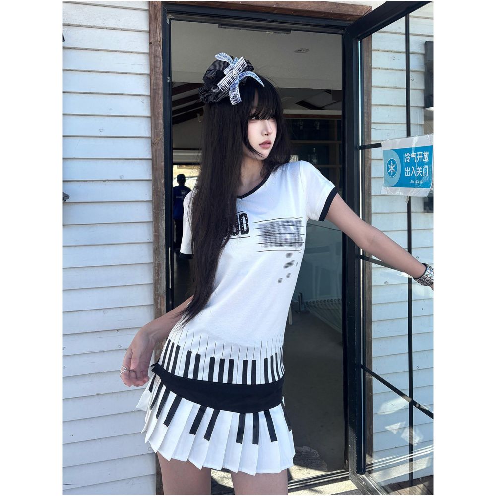 Light Asian style V neck shoulder short sleeved T shirt for women s summer new style piano key note print tight waist cinching hot girl top trendy image 2